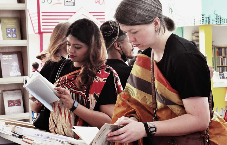 বিদেশি সেই নারী সেজেছেন বাঙালির পোশাকে। পড়েছেন শাড়ি। ছবি: বিপ্লব দীক্ষিত