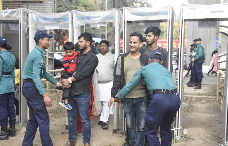 মেলার প্রবেশ পথে রয়েছে একাধিক চেকপোস্ট। ছবি: বিপ্লব দীক্ষিত