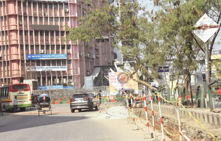 রাজধানীতে বছরজুড়েই মানুষের চলাচলে দুর্ভোগ লেগে থাকে। কেননা সারাবছরই কোনো না কোনো এলাকায় নানা সংস্থার রাস্তা খোঁড়াখুঁড়ি চলতে থাকে। ছবি: বিপ্লব দীক্ষিত