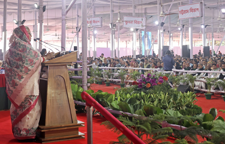 আজ সকালে গণভবনে দলের বিশেষ বর্ধিত সভায় বক্তব্য রাখেন বাংলাদেশ আওয়ামী লীগের সভাপতি ও বঙ্গবন্ধুকন্যা প্রধানমন্ত্রী শেখ হাসিনা। ছবি: ইয়াসিন কবির জয়