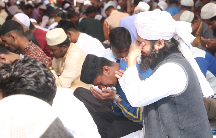 মোনাজাতে বিশ্ব মুসলিম উম্মাহর হেদায়েত, ঐক্য, শান্তি, সমৃদ্ধি, ইহকাল ও পরকালের নাজাত এবং দ্বীনের দাওয়াত সর্বত্র পৌঁছে দেওয়ার জন্য দোয়া করা হয়। ছবি: মাহবুব আলম