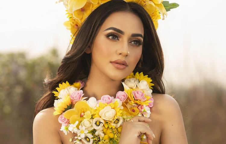 অভিনেত্রীর মা বলেন, কয়েক মাস ধরে ফারিয়ার মাথাব্যথা। ইদানীং একটু বেশি ব্যথা হচ্ছে। কষ্ট পাচ্ছে খুব। গতকাল রাতে তা সহ্যের সীমা ছাড়িয়ে যায়। মাথাব্যথার কারণে ঘুমাতেও পারে না। আগে তো মাথাব্যথার কারণে টুকটাক ওষুধ খেত। এখন সেসবে কাজও করছে না। ছবি: ফেসবুক