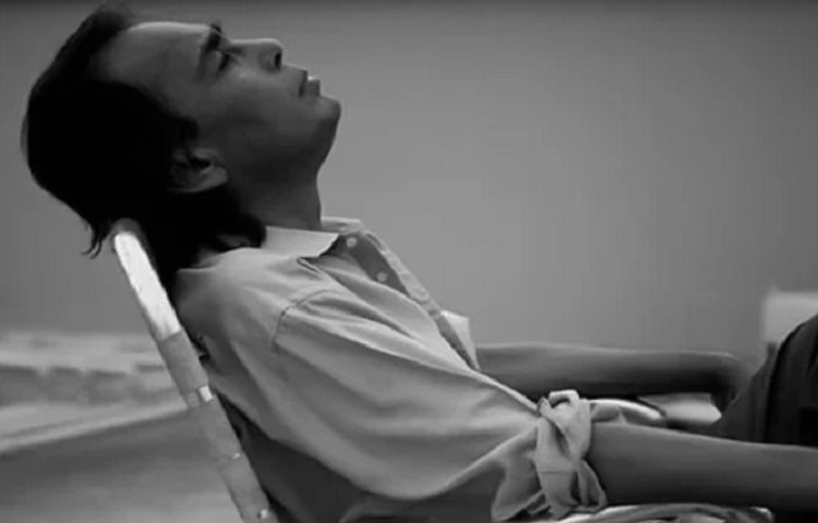 হুমায়ুন ফরিদী নিজের চরিত্রকে এতো অসাধারণভাবে ফুটিয়ে তুলতেন যে দর্শকরাও হারিয়ে যেতেন সেই অভিনয়ের মায়া জালে। দাপটের সঙ্গে খল চরিত্রে অভিনয় করলেও ইতিবাচক চরিত্রেও তার অভিনয় ছিল অতুলনীয়। ছবি: সংগৃহীত