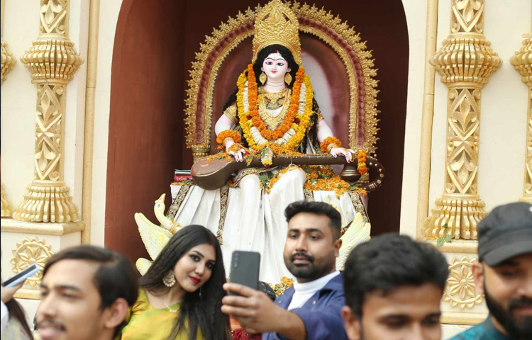 ঢাকা বিশ্ববিদ্যালয়ের জগন্নাথ হলে পালিত হচ্ছে বিদ্যারদেবী সরস্বতীর পূজা। ছবি: মাহবুব আলম