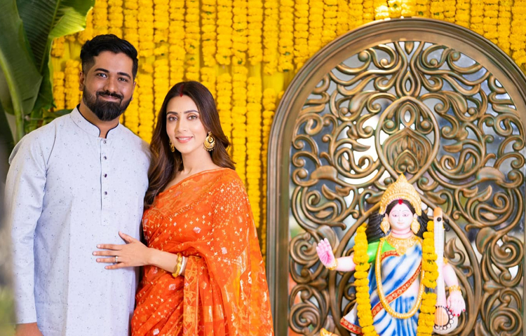 পূজোয় সাদা পাঞ্জাবি পড়েছিলেন মিমের স্বামী সনি পোদ্দার। ছবি: ফেসবুক