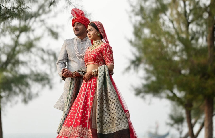 স্পর্শিয়া পাত্র প্রসঙ্গে বলেন, ‘আমি আগেই বলেছি বিয়েটা আম্মুর পছন্দেই করব। নাওঈদকে আমার আম্মুর খুব পছন্দ হয়েছে। তাছাড়াও কিছু বিষয়ে নাওঈদকে আমিও মনের মতো পেয়েছি বলেই আমি রাজি হয়েছি। সেও হয়তো আমার মধ্যে তার স্ত্রী হিসেবে যে গুণগুলো চেয়েছিল, সেগুলো পেয়েছে। তাই দুই পরিবারের সম্মতিতেই বিয়ে।’ ছবি: সংগৃহীত