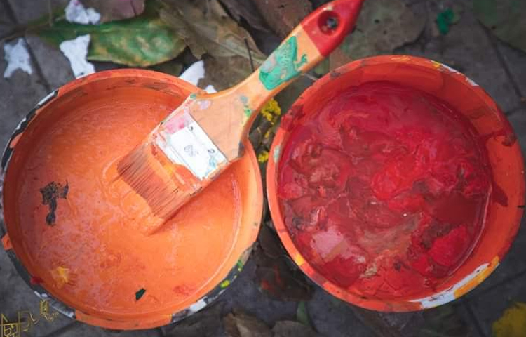 রং-তুলি কেনা থেকে শুরু করে দেয়ালে রং সবই তারা করেছে। যার দরুণ সুইমিং পুল এলাকার শোভা আরও বর্ধিত হয়েছে। ভবিষ্যৎ প্রজন্ম যাতে সুষ্ঠু পরিবেশে বেড়ে উঠতে পারে, তাই তাদের এই পদক্ষেপ নেওয়া। ছবি: গোলাম মাওলা মুরাদ