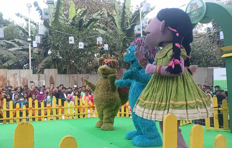 বইমেলায় শিশু চত্বর নামে শিশুদের জন্য আলাদা বিনোদন কেন্দ্র তৈরি করেছে সিসিমপুর। ছবি: বিপ্লব দীক্ষিত