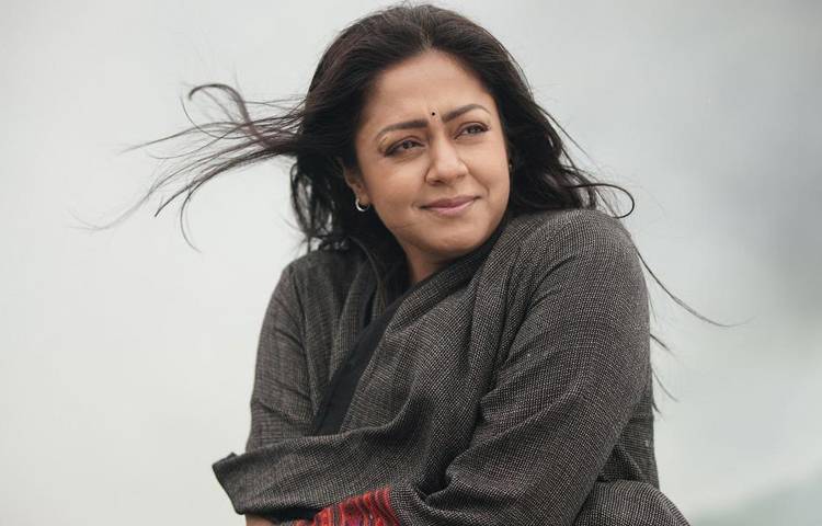 গুজরাটি ছবি ‘বশ’-এর হিন্দি রিমেক ‘শয়তান’। বিকাশের এই ছবিতে জ্যোতিকা অজয়ের স্ত্রী ছাড়া দুই সন্তানের মায়ের চরিত্রে অভিনয় করেছেন। ছবিতে মেয়ের জন্য তাকে অশুভ শক্তির বিরুদ্ধে লড়াই করতে দেখা যাবে। ছবি: সংগৃহীত