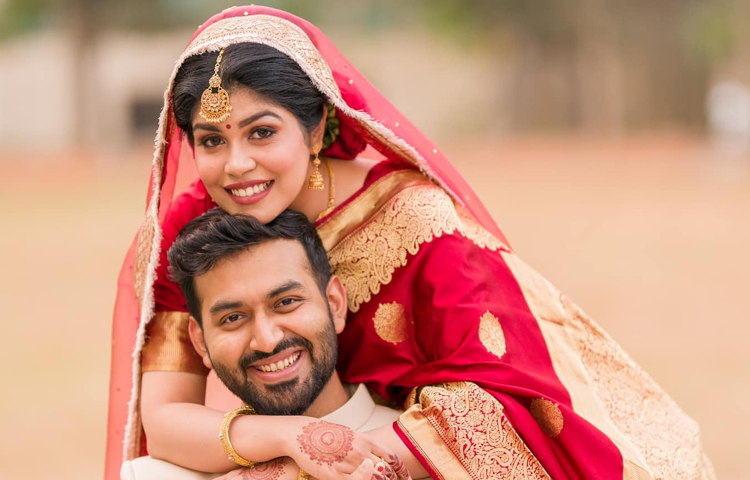 বিয়ের বেশ কিছু ছবি পোস্ট করে তামিম লিখেছেন, ‘আমি অতীতে যেই সম্পর্কে ছিলাম সেটা অনেক আগেই ভেঙে গেছে। আমি কখনোই চাইনি আমার ব্যক্তিগত জীবনের কোনো ঘটনা নিয়ে জনসম্মুখে আলোচনা হোক। কারণ এগুলো খুবই স্পর্শকাতর বিষয়। ছবি: ফেসবুক