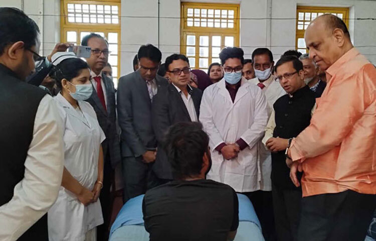 স্বাস্থ্যমন্ত্রী ডা. সামন্ত লাল সেন বলেছেন, ‘মন্ত্রী হবো, এটা কখনো ভাবিনি। মন্ত্রী হওয়ার দেড় মাস হয়েছে। কাজ শুরু করছি। অনেক কিছু দেখতে পাচ্ছি। আমি একদম গ্রাম থেকে উঠে এসেছি। আমার জীবন শুরু হয় বানিয়াচং উপজেলা স্বাস্থ্য কমপ্লেক্স থেকে। সেখানে মেডিকেল অফিসার ছিলাম।’ আজ টাঙ্গাইলের মির্জাপুরে কুমুদিনী হাসপাতাল পরিদর্শন শেষে সাংবাদিকদের সঙ্গে আলাপকালে তিনি এ কথা বলেন। ছবি: এস এম এরশাদ