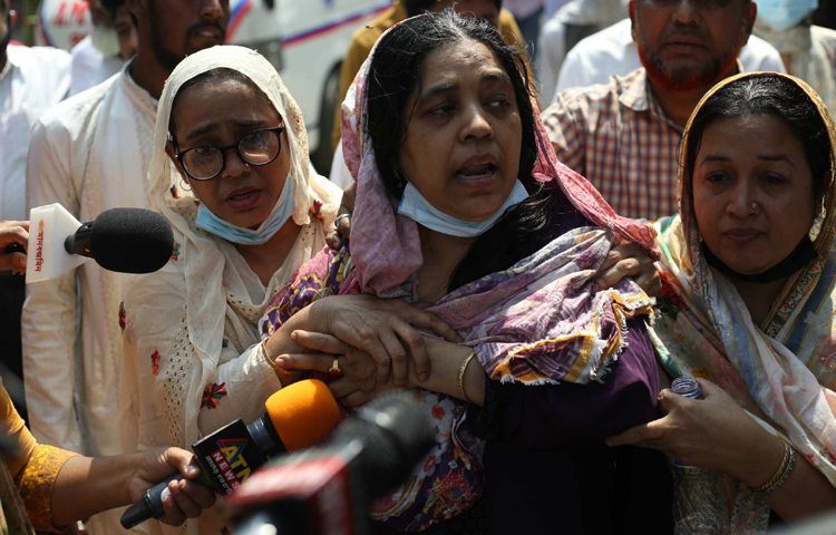 আকুল হয়েছে ছেলেকে খুঁজছেন মা। ছবি: মাহবুব আলম