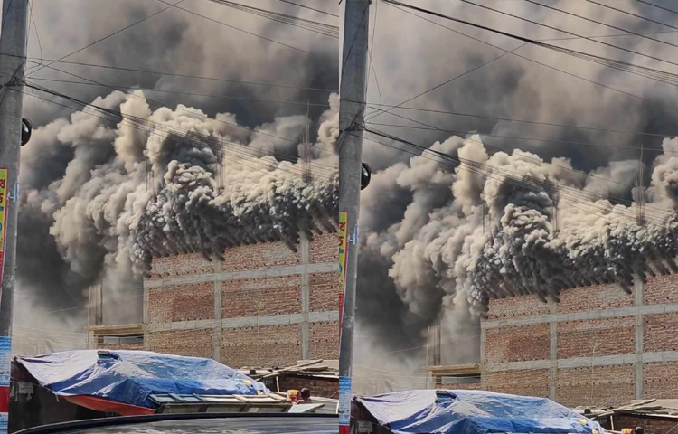 আজ বেলা সাড়ে ১১টার চট্টগ্রামের বাকলিয়ায় সৈয়দ শাহ রোডের চারতলা নির্মাণাধীন হিমাগারে (কোল্ড স্টোরেজ) অগ্নিকাণ্ডের ঘটনা ঘটেছে। ছবি: আবু আজাদ