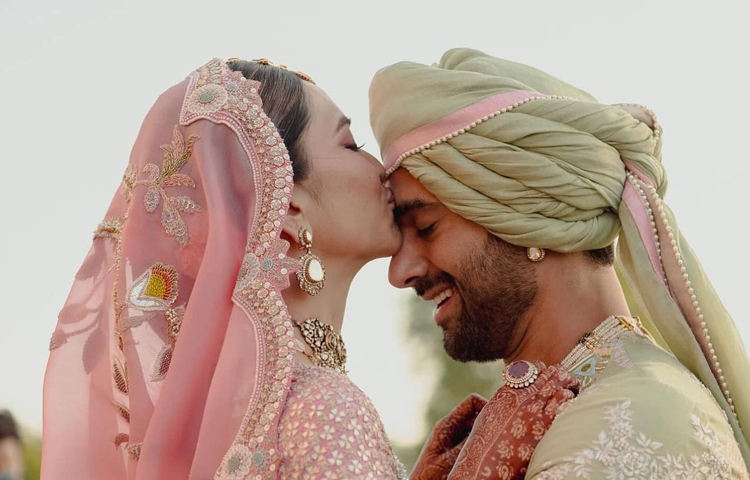 ইনস্টাগ্রামে শেয়ার করা ছবির ক্যাপশনে লিখেছেন, ‘গভীর নীল আকাশ থেকে ভোরের শিশির পর্যন্ত, উত্থান-পতনে, শুরু থেকে শেষ পর্যন্ত, এখন থেকে তারপর পর্যন্ত, শুধু তুমি, যখনই আমার হৃদয়ে অন্য রকম স্পন্দন জাগে, তখন এটি তোমারই হতে চায়, ধারাবাহিকভাবে, ক্রমাগতভাবে, তুমি…।’ ছবি: ইনস্টাগ্রাম