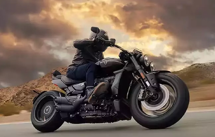 কার্নিভাল রেড ও স্যাফায়ার ব্ল্যাক, স্যাটিন প্যাসিফিক ব্লু ও ম্যাট স্যাফায়ার ব্ল্যাক এবং স্যাফায়ার ব্ল্যাক ও গ্রানাইট-এই তিনটি রঙের বিকল্প পাওয়া যাবে দুই মোটরসাইকেল। দুটোতেই রয়েছে একই ইঞ্জিন ক্যাপাসিটি। তবে রাইডিং স্টান্স এবং অ্যাসথেটিক্স রয়েছে আলাদা। ছবি: সংগৃহীত