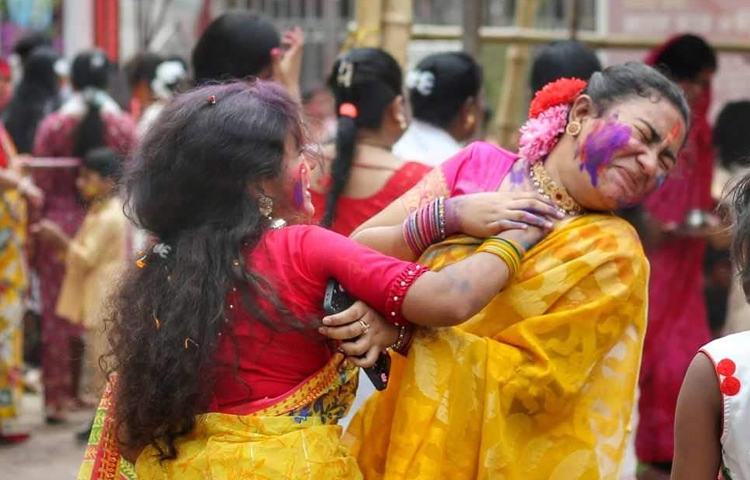 গালেমুখে আবিরের রং। ছবি: মাহবুব আলম