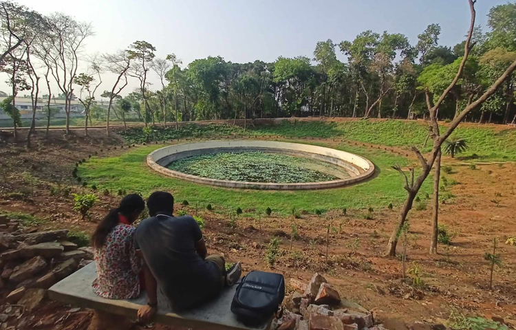 উদ্যানের ১.৫ একর জুড়ে রয়েছে মৌসুমি ফুলের বাগান। বাগান ঘিরে রয়েছে একটি কৃত্রিম লেক। ছবি: মাহবুব আলম