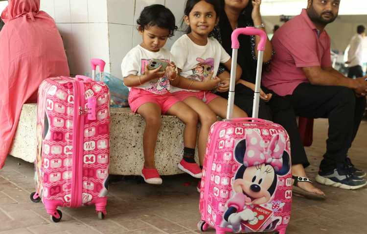 অন্যান্য সময়ের তুলনায় এবার বাস-ট্রেনস্টেশনে ভিড় তুলনামূলক কম। তবে সময়ের সাথে সাথে ভিড় বাড়ছে স্টেশনগুলোতে। ছবি: মাহবুব আলম