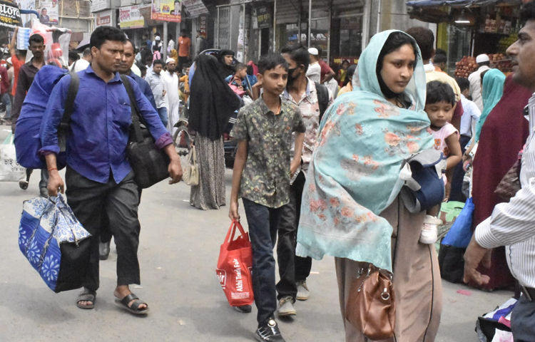 একই সঙ্গে শনির আখড়া বা রায়েরবাগ এলাকা থেকে গুলিস্তানে চলাচল করা লোকাল গাড়ির সংকট দেখা দিয়েছে। ফলে ভোগান্তিতে পড়েছেন হাজার হাজার মানুষ। ছবি: বিপ্লব দীক্ষিত