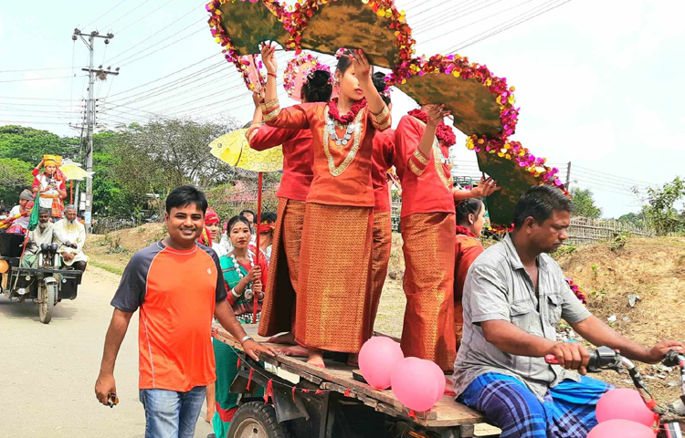 এবার বান্দরবানে বিচ্ছিন্নতাবাদী সংগঠন কুকি-চিন ন্যাশনাল ফ্রন্টের (কেএনএফ) সন্ত্রাসী তৎপরতায় পাহাড়ি সম্প্রদায় কিছুটা আতঙ্কে ছিল। তবে এই তৎপরতা উৎসবে তেমন কোনো প্রভাব ফেলতে পারেনি। ছবি: মাহবুবুল ইসলাম পলাশ
