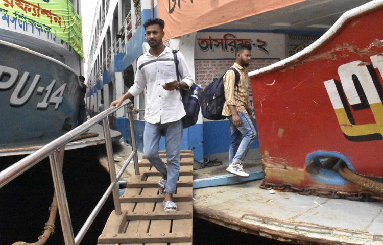 সরেজমিন ঘুরে দেখা গেছে, সকাল থেকে যাত্রীদের বাড়তি চাপ নেই লঞ্চঘাটে। যাত্রী উপস্থিতিও হাতেগোনা। ঘাটে অপেক্ষমাণ লঞ্চগুলোতে নেই আগের দিনের মতো হাঁকডাক। ছবি: বিপ্লব দীক্ষিত