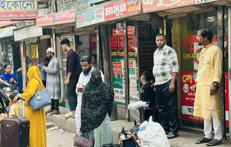 কিছু কিছু বাস কাউন্টার বন্ধ থাকলেও অধিকাংশ কাউন্টারই খোলা। ছবি: ইসমাইল হোসেন রাসেল