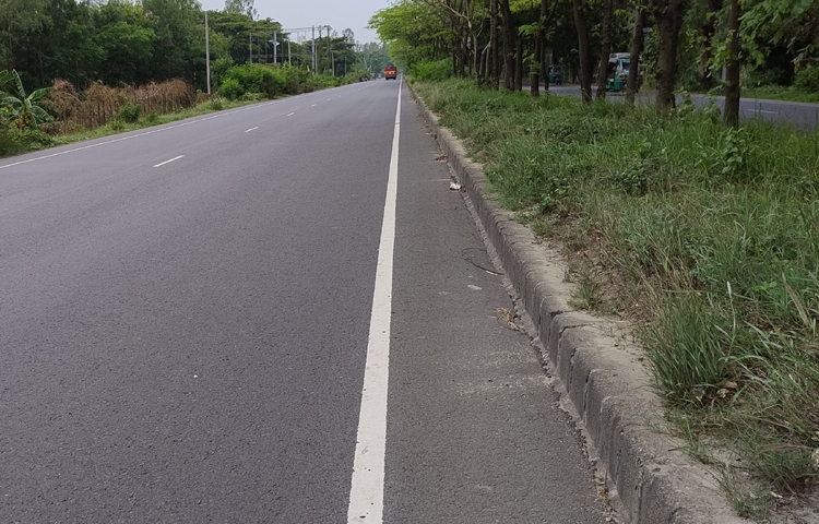 ঈদের ছুটিতে পরিবার ও স্বজনদের সঙ্গে আনন্দ ভাগাভাগি করে নিতে বাড়ি ফিরে গেছেন প্রায় সবাই। ছবি: এম মাঈন উদ্দিন