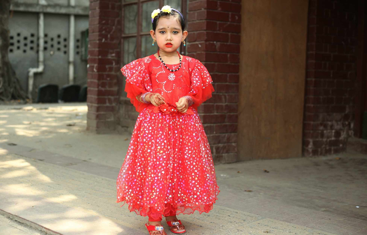 নতুন পোশাকে বেড়েছে শিশুদের ঈদ আনন্দ। ছবি: মাহবুব আলম