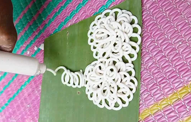 বর্তমান সময়ে অনেকেই শখের বশে হাতে কাটা সেমাই ও বিভিন্ন ধরনের নকশী পিঠা বানিয়ে হয়েছেন সফল উদ্যোক্তা। ছবি: মঞ্জুরুল ইসলাম