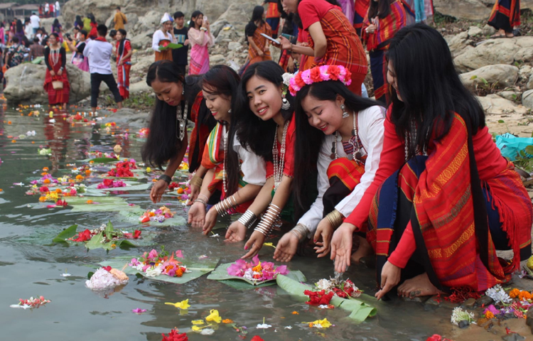প্রতিবছরের শুরুতেই পাহাড়ের তরুণ-তরুণী গঙ্গা মায়ের উদ্দেশ্যে এভাবে পানিতে ফুল ভাসিয়ে থাকেন। ছবি: সাইফুল উদ্দীন