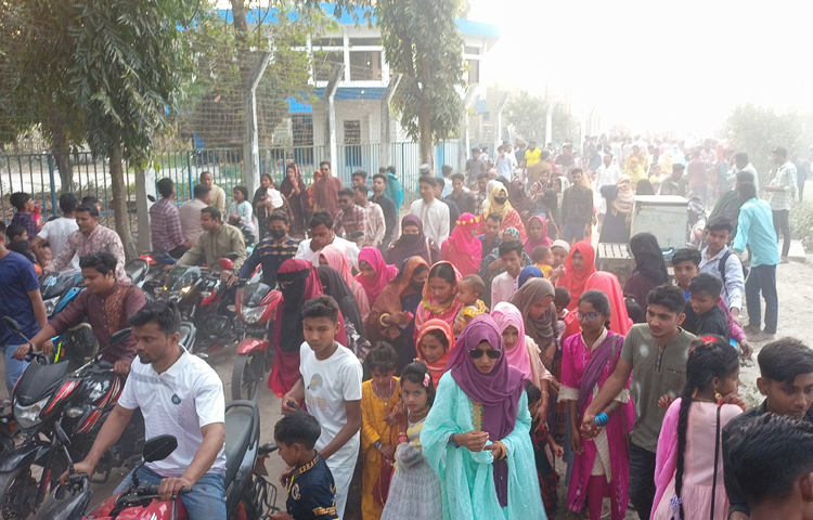 এবারও এর ব্যতিক্রম হয়নি। ঈদের নামাজ শেষ হতেই এখানে ভিড় করতে শুরু করেছেন বিনোদনপ্রেমী মানুষরা। ছবি: রবিউল হাসান