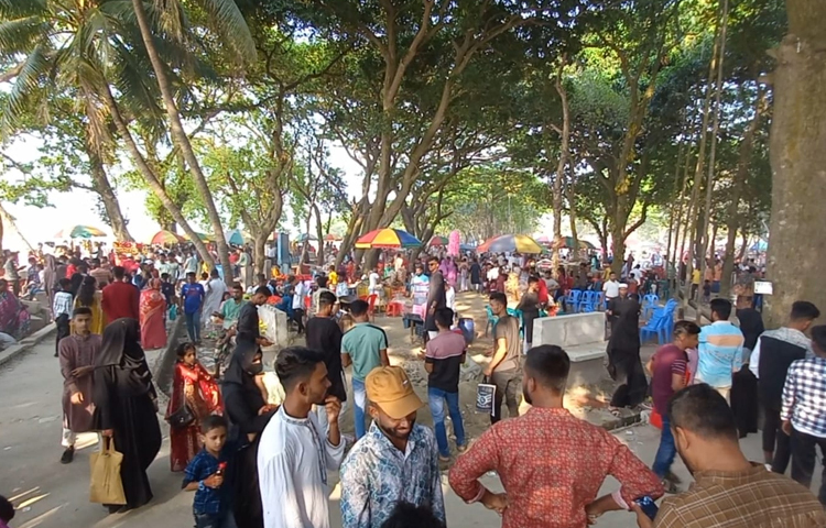 ঈদ আনন্দ ভাগাভাগি করে নিতে চাঁদপুরসহ পার্শ্ববর্তী বিভিন্ন জেলার মানুষ এখানে ঘুরতে আসছেন। ছবি: শরীফুল ইসলাম