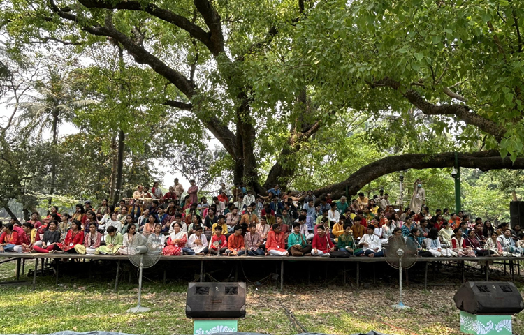 আজ চৈত্র সংক্রান্তি বা চৈত্র মাসের শেষ দিন। তাই পহেলা বৈশাখের প্রথম দিনের উৎসব উদযাপনের প্রস্তুতিমূলক অংশ রমনা বটমূলে অনুষ্ঠিত হয়েছে। ছবি: মুসা আহমেদ