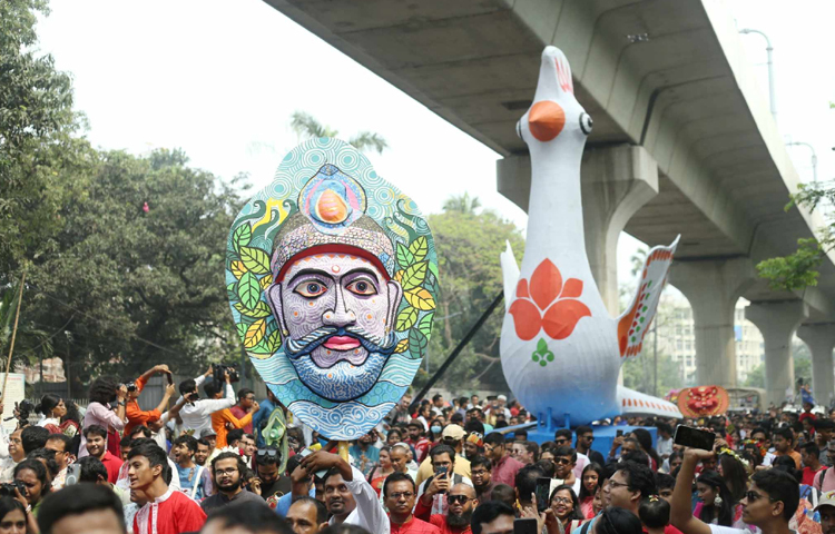 আজ সকাল ৯টা ১৫ মিনিটে শোভাযাত্রাটি ঢাকা বিশ্ববিদ্যালয়ের চারুকলা ইনস্টিটিউটের সামনে থেকে শুরু হয়। শোভাযাত্রাটি ঢাকা ক্লাব ও শিশু পার্কের সামনে দিয়ে প্রদক্ষিণ করে বিশ্ববিদ্যালয়ের ছাত্র-শিক্ষক কেন্দ্রে (টিএসসি) গিয়ে শেষ হবে। ছবি: মাহবুব আলম