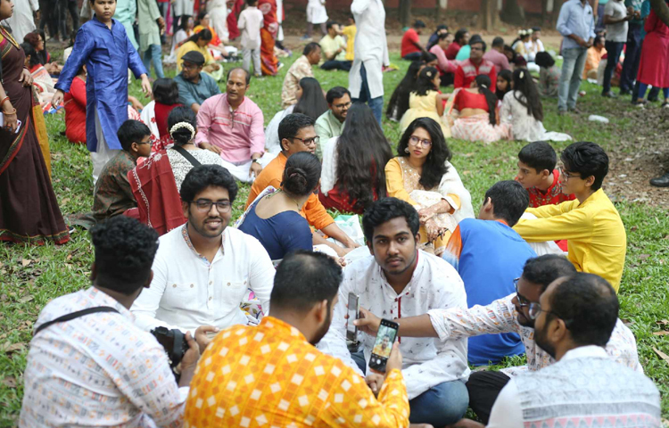 গল্পে মেতে আছেন সবাই। ছবি: মাহবুব আলম