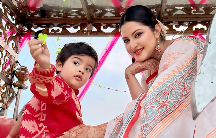 বৈশাখে ছেলেকে নিয়ে ফুরফুরে মেজাজে ঘুরে বেড়িয়েছেন এই অভিনেত্রী। ছবি: ফেসবুক