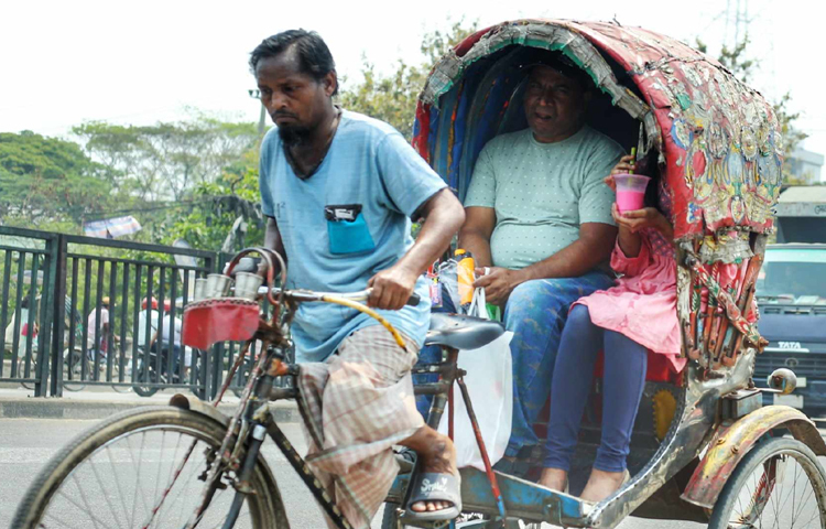 প্রখর রোদ উপেক্ষা করেই যাত্রী বয়ে নিয়ে যাচ্ছেন রিকশাচালকরা। ছবি: মাহবুব আলম