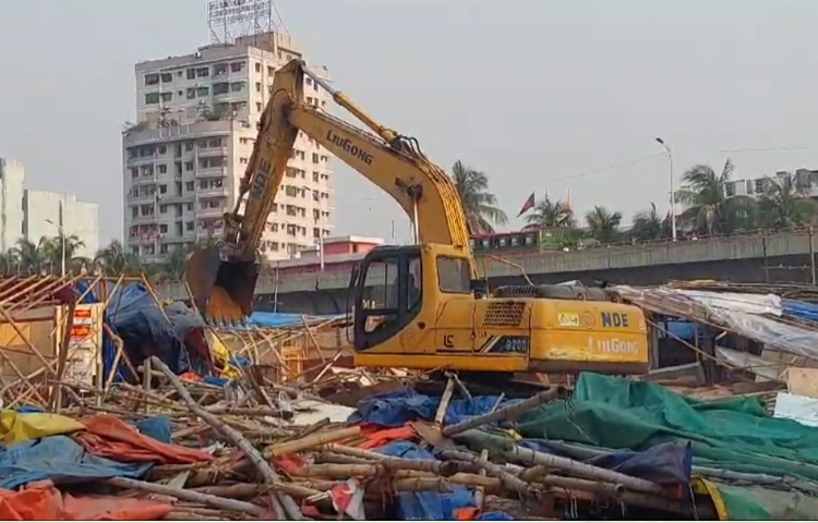 এর আগে ১৫ এপ্রিল দুপুরে ঢাকা দক্ষিণ সিটি করপোরেশনের ভ্রাম্যমাণ আদালতের মাধ্যমে বঙ্গবাজারের অবৈধ অস্থায়ী দোকানগুলো ভেঙে দেওয়ার কার্যক্রম শুরু হয়। ছবি: মুসা আহম্মেদ