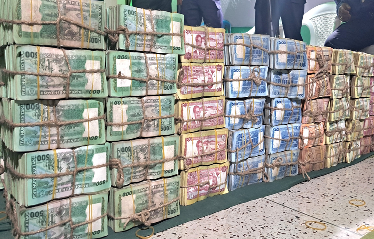 কিশোরগঞ্জের জেলা প্রশাসক ও পাগলা মসজিদ পরিচালনা কমিটির সভাপতি মোহাম্মদ আবুল কালাম আজাদ ও পুলিশ সুপার মোহাম্মদ রাসেল শেখের উপস্থিতিতে দানবাক্সগুলো খোলা হয়। ছবি: এসকে রাসেল