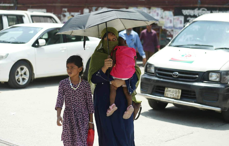 অনেক বেশি উত্তাপ অনুভূত হওয়ায় হাঁসফাঁস অবস্থা জনজীবনে। ছবি: মাহবুব আলম