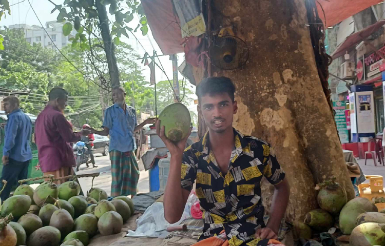 অতিরিক্ত গরমে চাহিদা বেড়েছে লেবুর শরবত, আখের রস, বিভিন্ন ফলের জুস ও কোমল পানীয়ের। ছবি: মফিজুল সাদিক