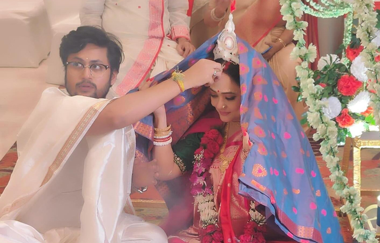 ১৯ এপ্রিল সন্ধ্যায় রাতুল মুখোপাধ্যায়ের সঙ্গে সাতপাকে বাঁধা পড়লেন এ অভিনেত্রী। ছবি: ফেসবুক থেকে