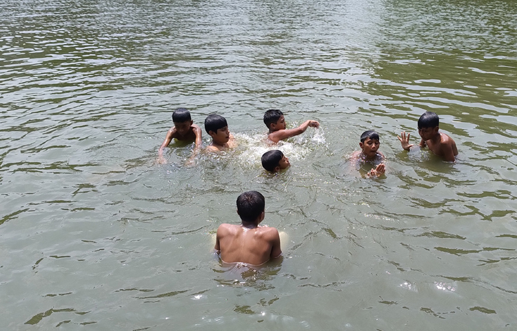 দল বেঁধে পুকুরপাড়ে দুরন্তপনায় মেতে উঠেছে তারা।  ছবি: এম মাঈন উদ্দিন