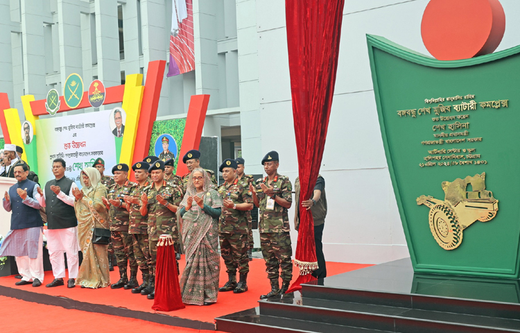 আজ চট্টগ্রামের হালিশহরের আর্টিলারি সেন্টার অ্যান্ড স্কুলে বাংলাদেশ সেনাবাহিনীর ‘বঙ্গবন্ধু শেখ মুজিব ব্যাটারি কমপ্লেক্স’ সুইচ টিপে উদ্বোধন করে দোয়া মোনাজাত করেন প্রধানমন্ত্রী শেখ হাসিনা। ছবি: ইয়াসিন কবির জয়