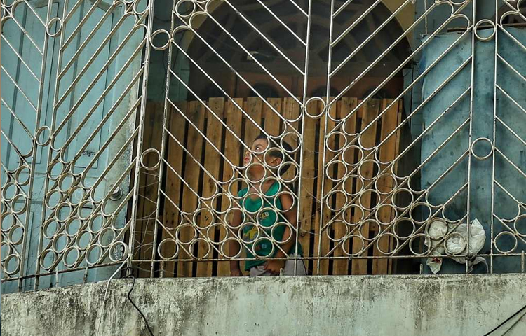 ছুটিতে ঘরবন্দি অলস সময় পার করছে স্কুলগামী অনেক শিশু-কিশোর। ছবি: মাহবুব আলম