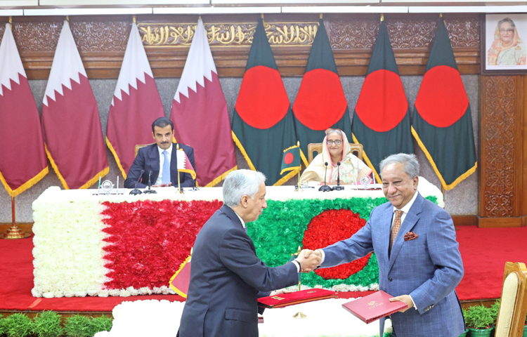 প্রধানমন্ত্রী শেখ হাসিনা ও ঢাকায় সফররত কাতারের আমির শেখ তামিম বিন হামাদ আল থানির উপস্থিতিতে দুই দেশের মধ্যে পাঁচটি চুক্তি ও পাঁচটি সমঝোতা স্মারকে (এমওইউ) সই করেছে বাংলাদেশ। ছবি: ইয়াসিন কবির জয়
