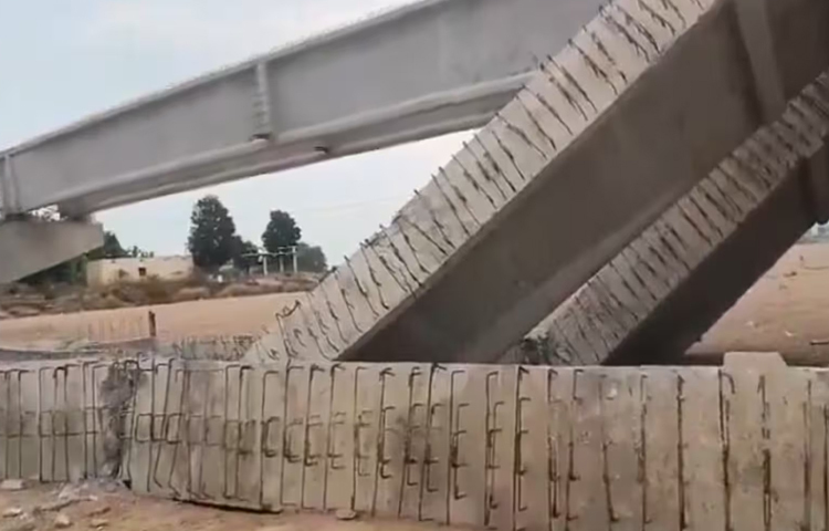 আট বছরেও সেতুটির নির্মাণকাজ শেষ না হওয়ায় এর নিচে দিয়ে মাটির রাস্তা তৈরি করে ব্যবহার করছেন গ্রামবাসীরা। ছবি: সংগৃহীত