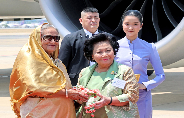 দুপুর ১টা ০৮ মিনিটে ব্যাংককের ডন মুয়াং আন্তর্জাতিক বিমানবন্দরে পৌঁছেছেন প্রধানমন্ত্রী শেখ হাসিনা। বিমানবন্দরে প্রধানমন্ত্রীকে লাল গালিচা সংবর্ধনা দেওয়া হয়। ছবি: ইয়াসিন কবির জয়
