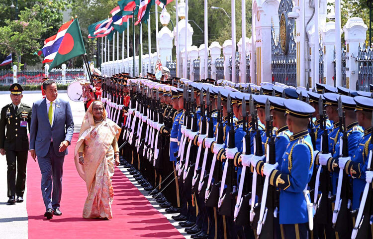 থাইল্যান্ডের প্রধানমন্ত্রীর কার্যালয়ে বাংলাদেশের প্রধানমন্ত্রী শেখ হাসিনাকে স্বাগত জানানো হয়। আজ দেশটির গভর্নমেন্ট হাউজে পৌঁছালে শেখ হাসিনাকে থাই প্রধানমন্ত্রী স্রেথা থাভিসিন অভ্যর্থনা জানান। ছবি: পিআইডি