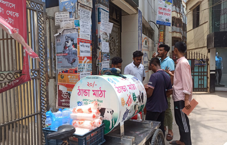 দিনের সর্বোচ্চ তাপমাত্রা যেন বেড়েই চলছে। বাইরে আগুনে পোড়া গরমে জীবন দুর্বিষহ হয়ে দিশেহারা হয়ে পড়েছে মানুষ। অল্পতেই হাঁপিয়ে উঠছে শ্রমজীবীরা। একটু স্বস্তি পেতে ঠান্ডা শরবত,মাঠা, ডাব খাচ্ছেন পথচারীরা। ছবি: জাহিদ পাটোয়ারী